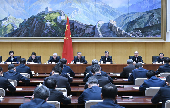  李强主持召开国务院第八次全体会议深入学习贯彻习近平总书记...